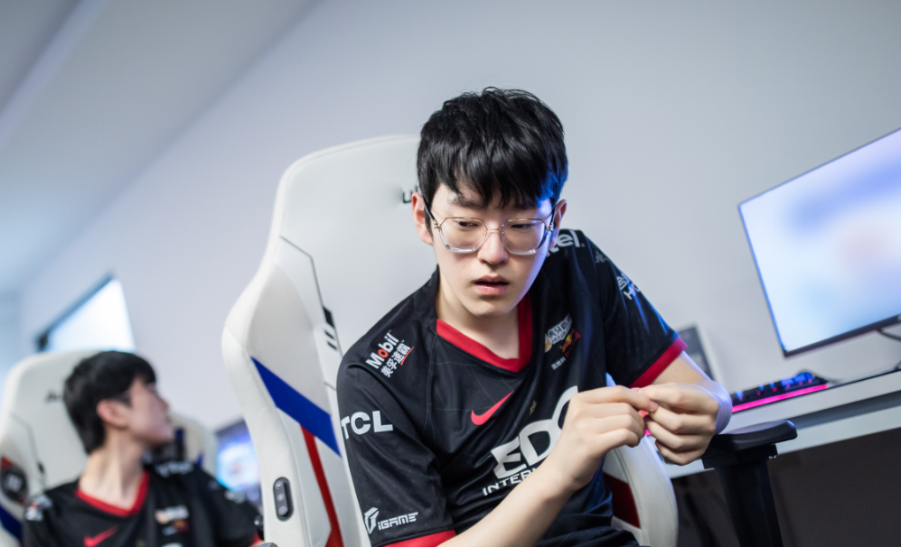 pg游戏试玩Rookie爆冷击败老鹰，高光表现引爆全场！的简单介绍