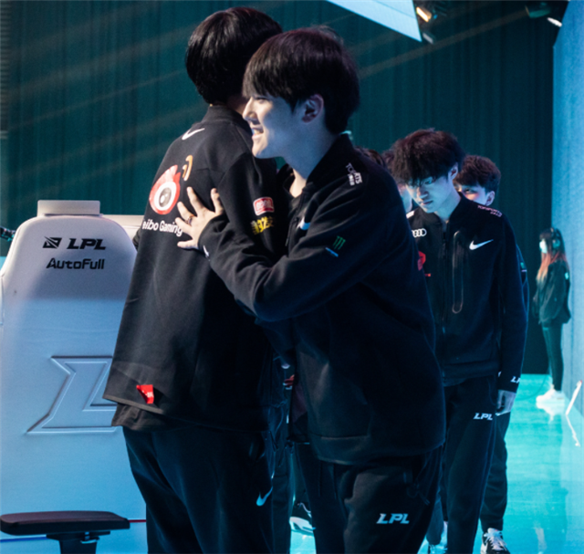 pg游戏TheShy回归赛场，高光表现首场状态亮眼，拜仁观众沸腾！的简单介绍